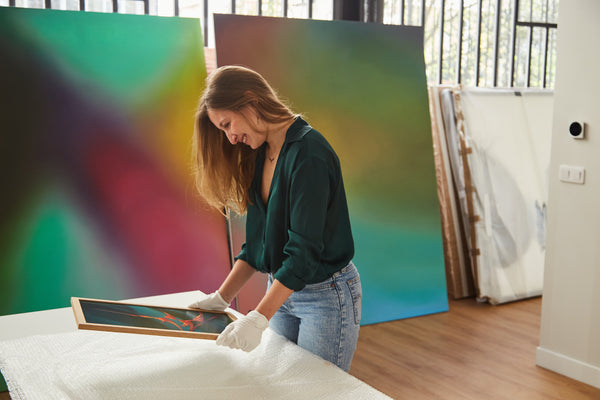 MATHILDE SOUBIE, FONDATRICE DU STUDIO ARTERA : « NOUS CROYONS QUE LES ARTISTES NE DOIVENT PAS ÊTRE RÉDUITS À UNE SIGNATURE SUR UNE TOILE. ILS DOIVENT ÊTRE LES TÊTES D’AFFICHE DE DEMAIN. »